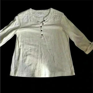 Croft & Barrow top quilted with three quarter sleeves that button